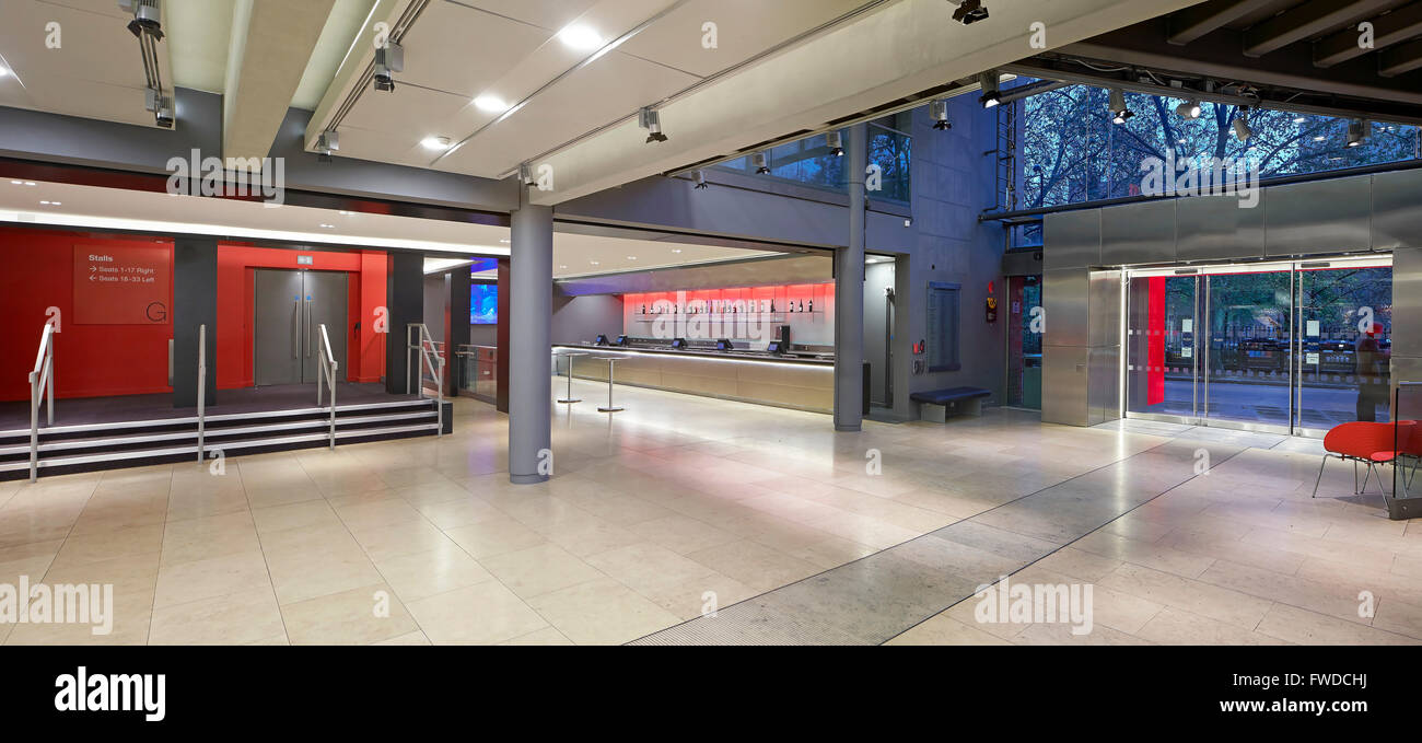 Vue générale du hall d'entrée. Saddler's Wells, Londres, Royaume-Uni. Architecte : De Matos Ryan, 2014. Banque D'Images