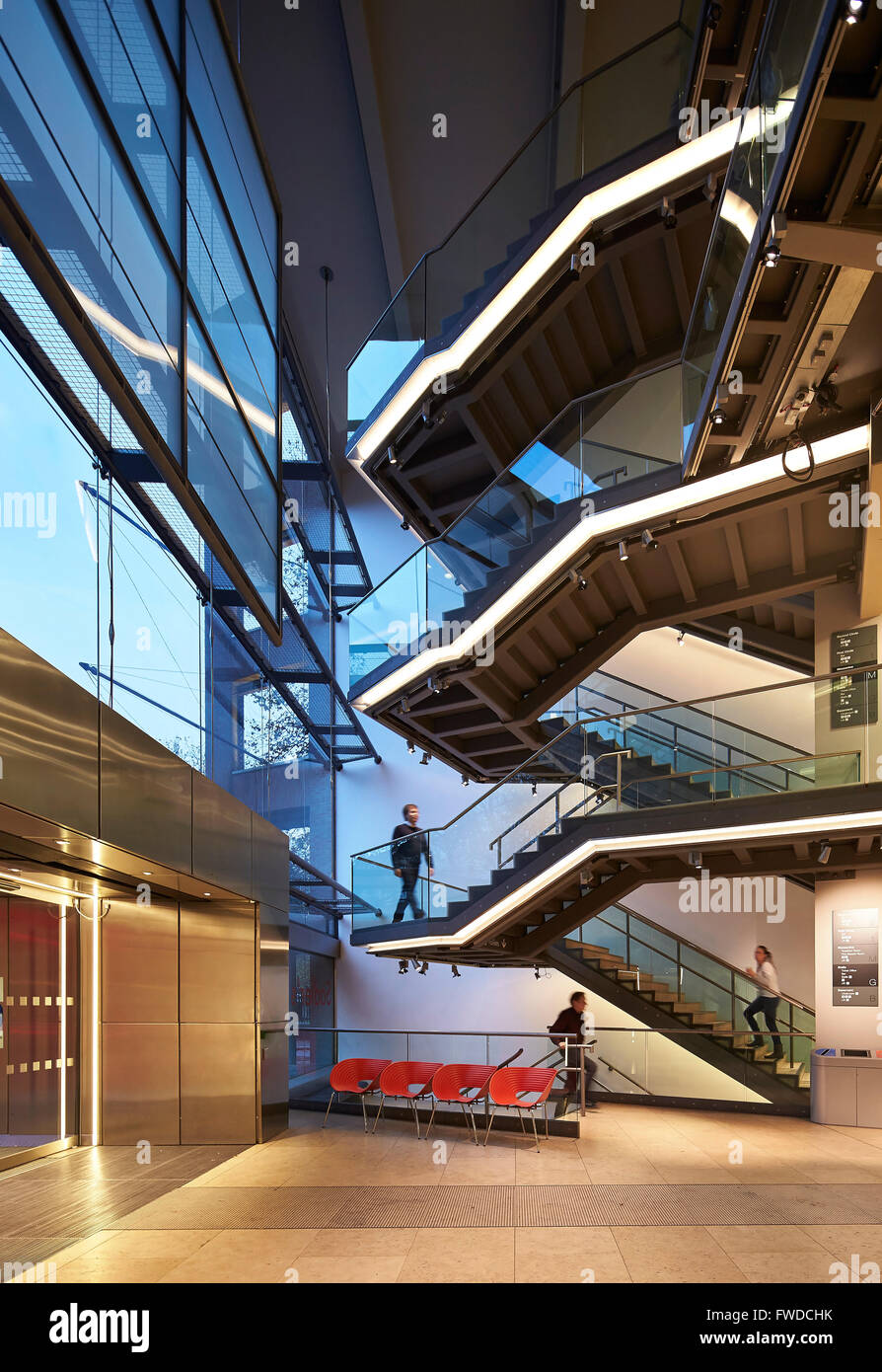 Escalier et mur fenêtre du foyer. Saddler's Wells, Londres, Royaume-Uni. Architecte : De Matos Ryan, 2014. Banque D'Images