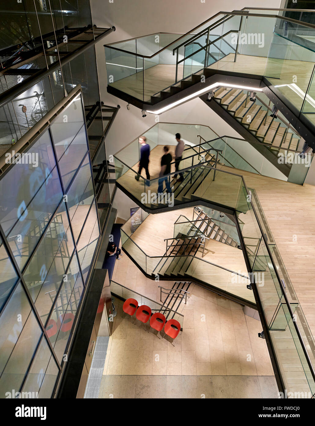 Vue surélevée en plein hall d'accueil avec escalier et les visiteurs. Saddler's Wells, Londres, Royaume-Uni. Architecte : De Matos R Banque D'Images