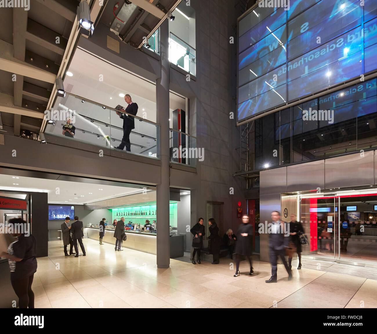 Hall d'entrée avec des galeries. Saddler's Wells, Londres, Royaume-Uni. Architecte : De Matos Ryan, 2014. Banque D'Images