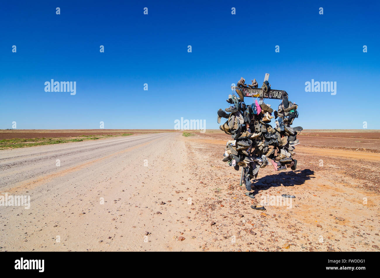 Shoe Tree Outback - au nord de Birdsville sur le chemin de développement d'Eyre, Queensland, Australie Banque D'Images