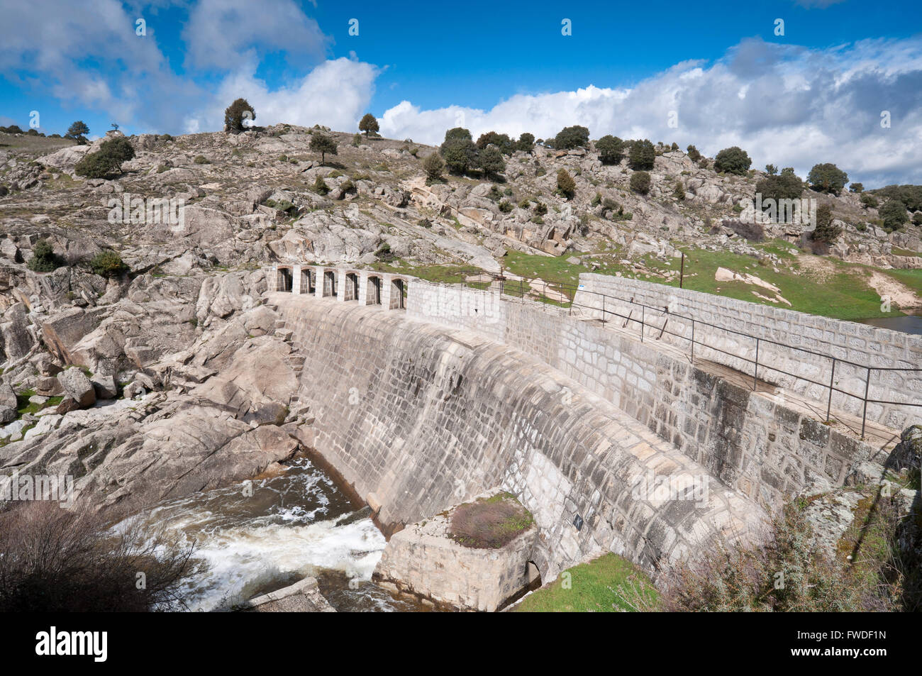 Mur de barrage en béton sur la rivière Manzanares, Colmenar Viejo, Province de Madrid, Espagne Banque D'Images