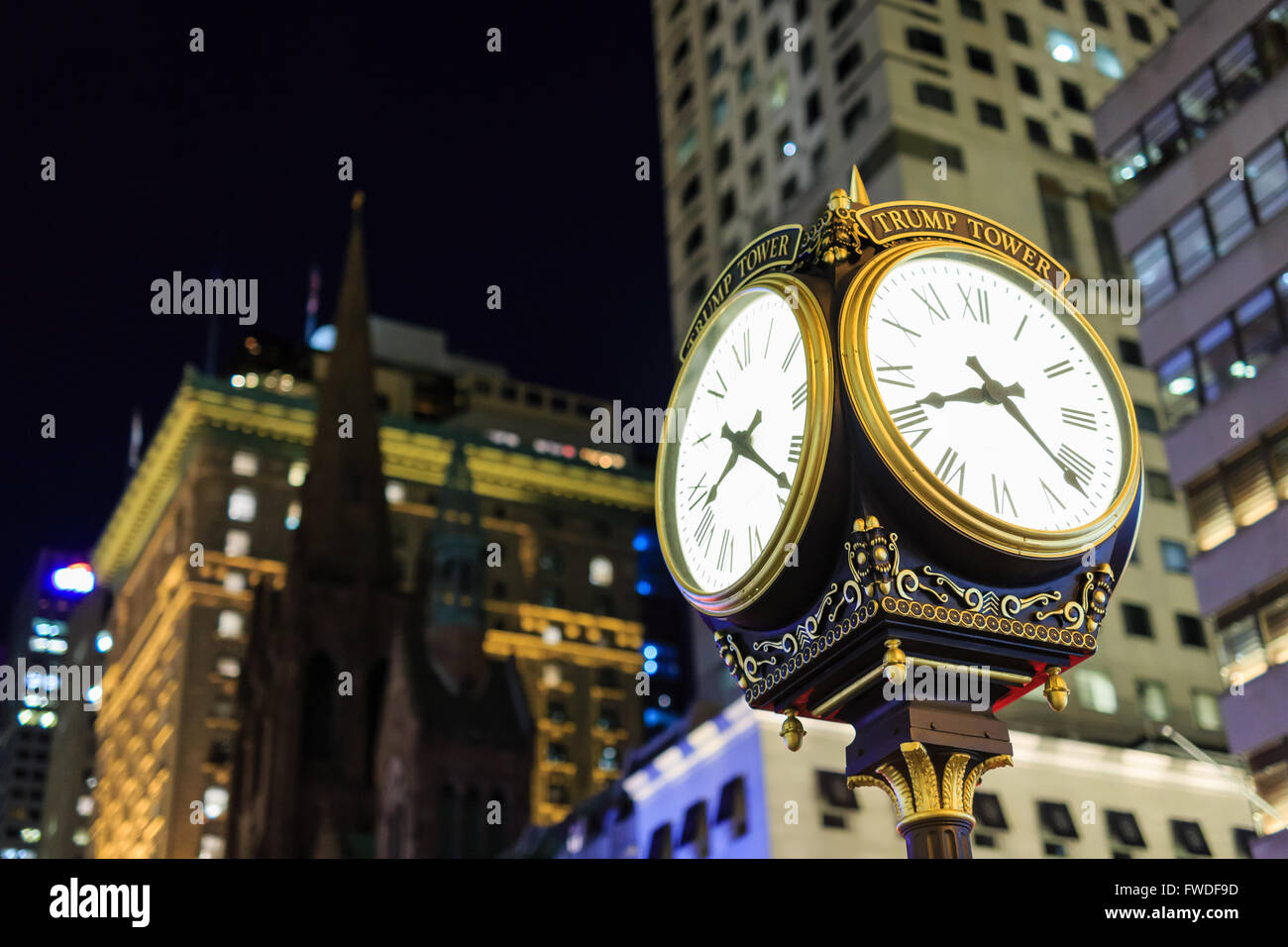 Horloge ancienne vue de nuit à New York City street Banque D'Images