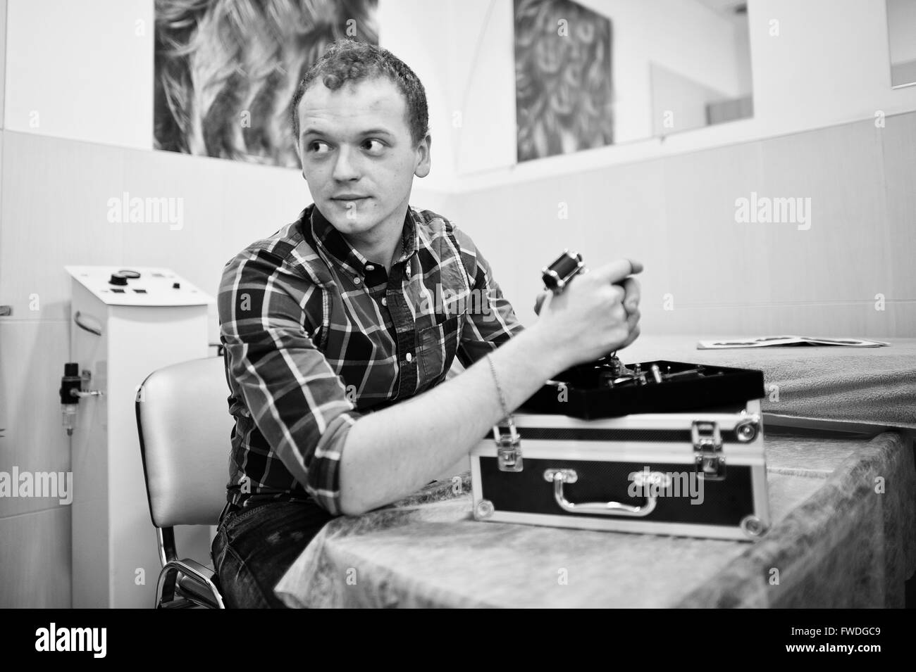 Maître à son tatouage carré avec ses dispositifs de tatouage Banque D'Images