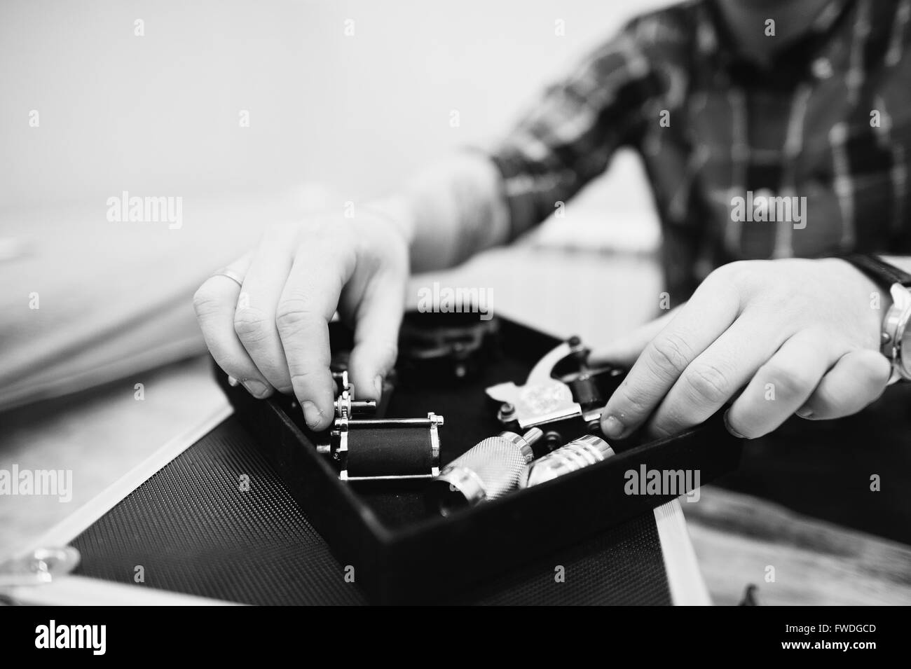 La main de maître de tatouage/tattoo machine à Banque D'Images