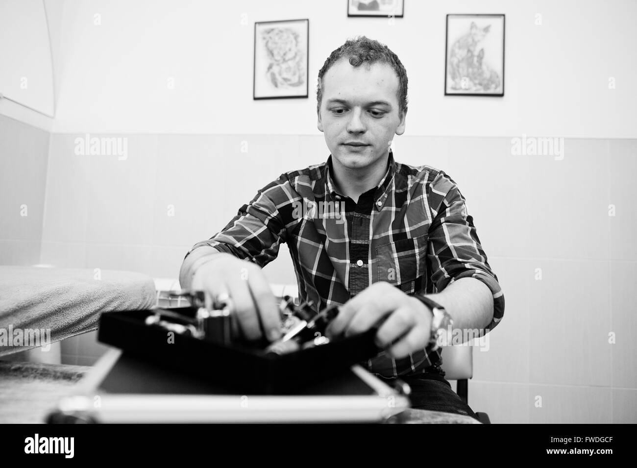 Maître à son tatouage carré avec ses dispositifs de tatouage Banque D'Images