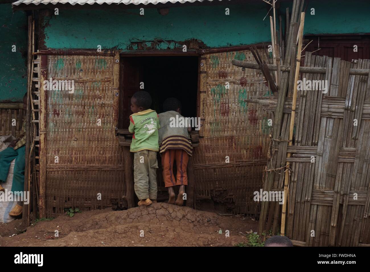 Les enfants éthiopiens à un petit magasin/ Banque D'Images