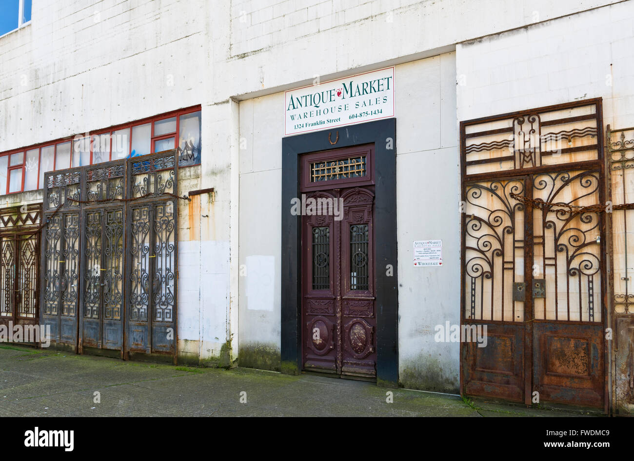 Entrée de marché des antiquaires sur Franklin Street à l'Est de Vancouver. Portes en fer métal ouvragé grilles. Extérieur du bâtiment Banque D'Images