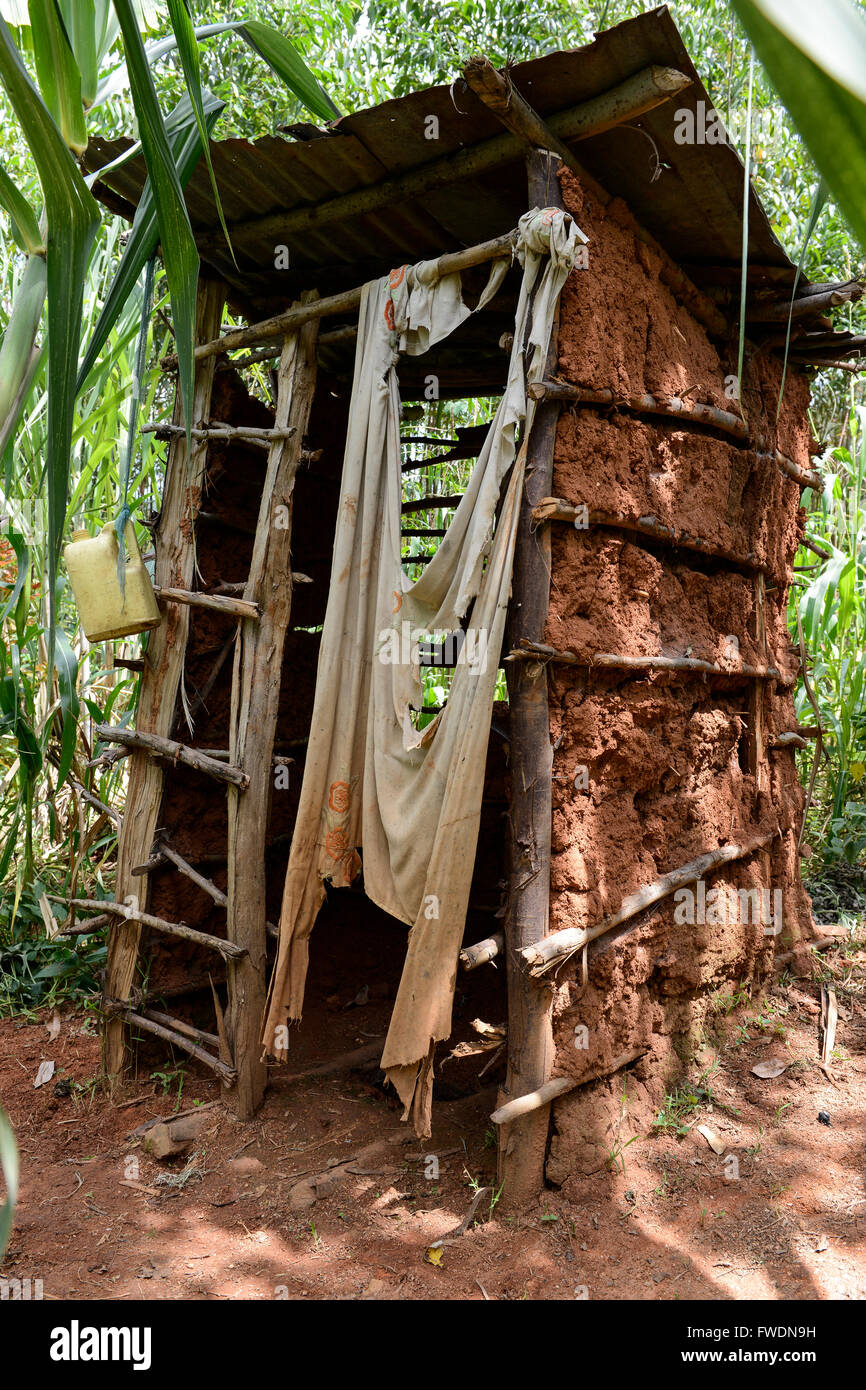 Le Comté de Kisumu, Kenya, Kaimosi, toilettes construites à partir de l'argile, le bois et en tinshed/ village KENIA, Toilette aus Lehm, Holz und einem Wellblech Feld in einem Dorf Banque D'Images