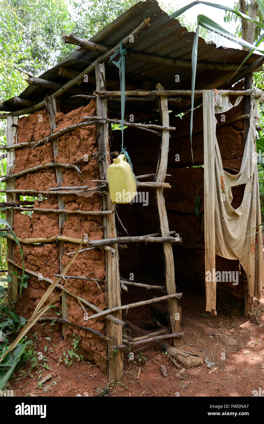 Le Comté de Kisumu, Kenya, Kaimosi, toilettes construites à partir de l'argile, de bois et d'étain dans village/ KENIA, Toilette aus Lehm, Holz und einem Wellblech Feld in einem Dorf Banque D'Images