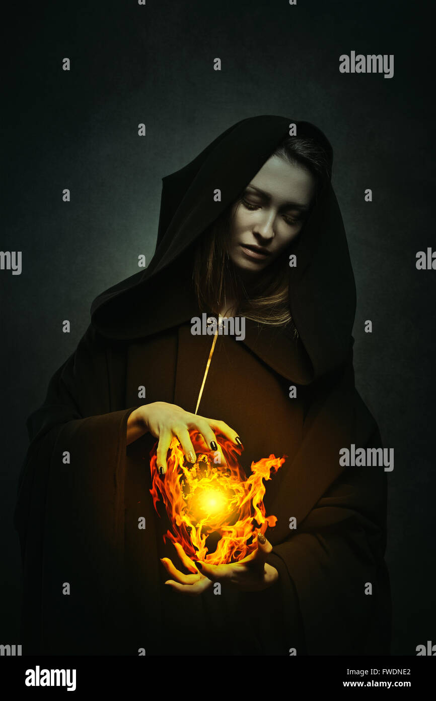 Dark sorceress coulée magique flammes . Portrait de fantaisie Banque D'Images
