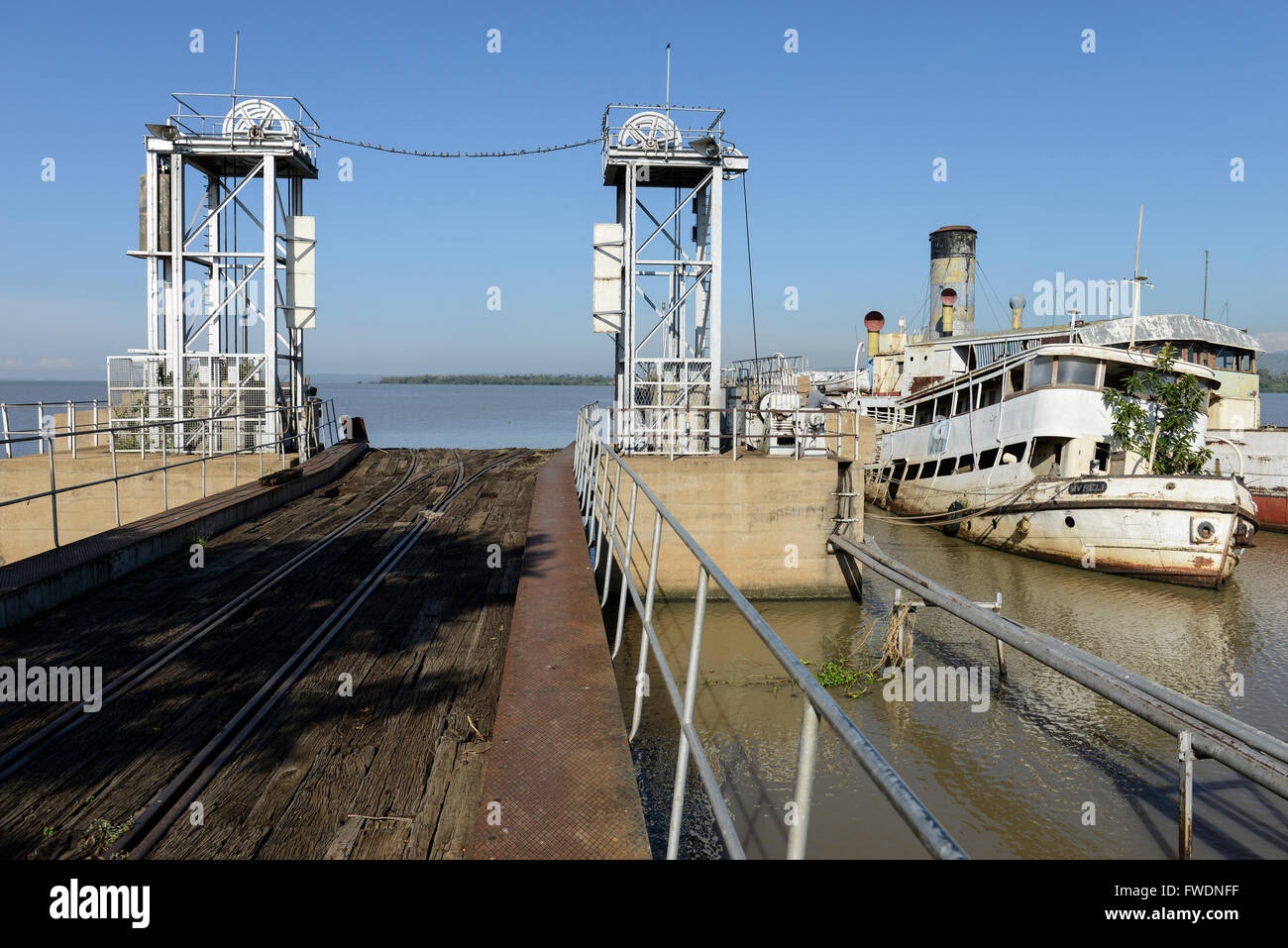 KENYA Kisumu, vieux navire navire à vapeur et reli MV SS Nyanza construit 1907 par l'Arc, McLachlan et compagnie de Paisley Renfrewshire, en Écosse comme abattre navire ; c'est, elle a été boulonnés ensemble dans le chantier naval à Paisley, toutes les pièces repérées par des nombres, démonté en plusieurs centaines de pièces et transportés sous forme de kit par mer au Kenya pour le réassemblage, hors service depuis 2002, terminal ferroviaire abandonné pour le chargement des marchandises à partir de la gare de navire pour le transport vers l'Ouganda / KENYA Kisumu, altes Schiff und reli MV Dampfschiff Nyanza, 1907 gebaut von Bow, McLachlan et compagnie de Paisley dans Renfrewshir Banque D'Images