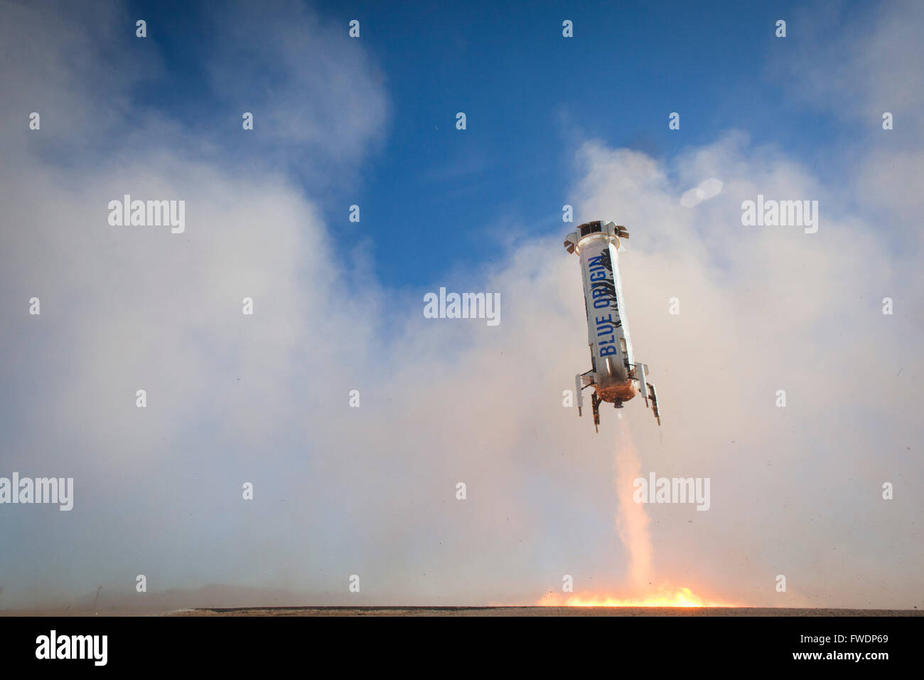 L'origine bleu nouveau Shepard fusée réutilisable descend à la terre à l'ouest du Texas, Proving Grounds pendant le troisième lancement réussi, le 2 avril 2016 à Van Horn, au Texas. Jeff Bezos's rocket lancé au démarrage et s'est posé à la perfection. Banque D'Images