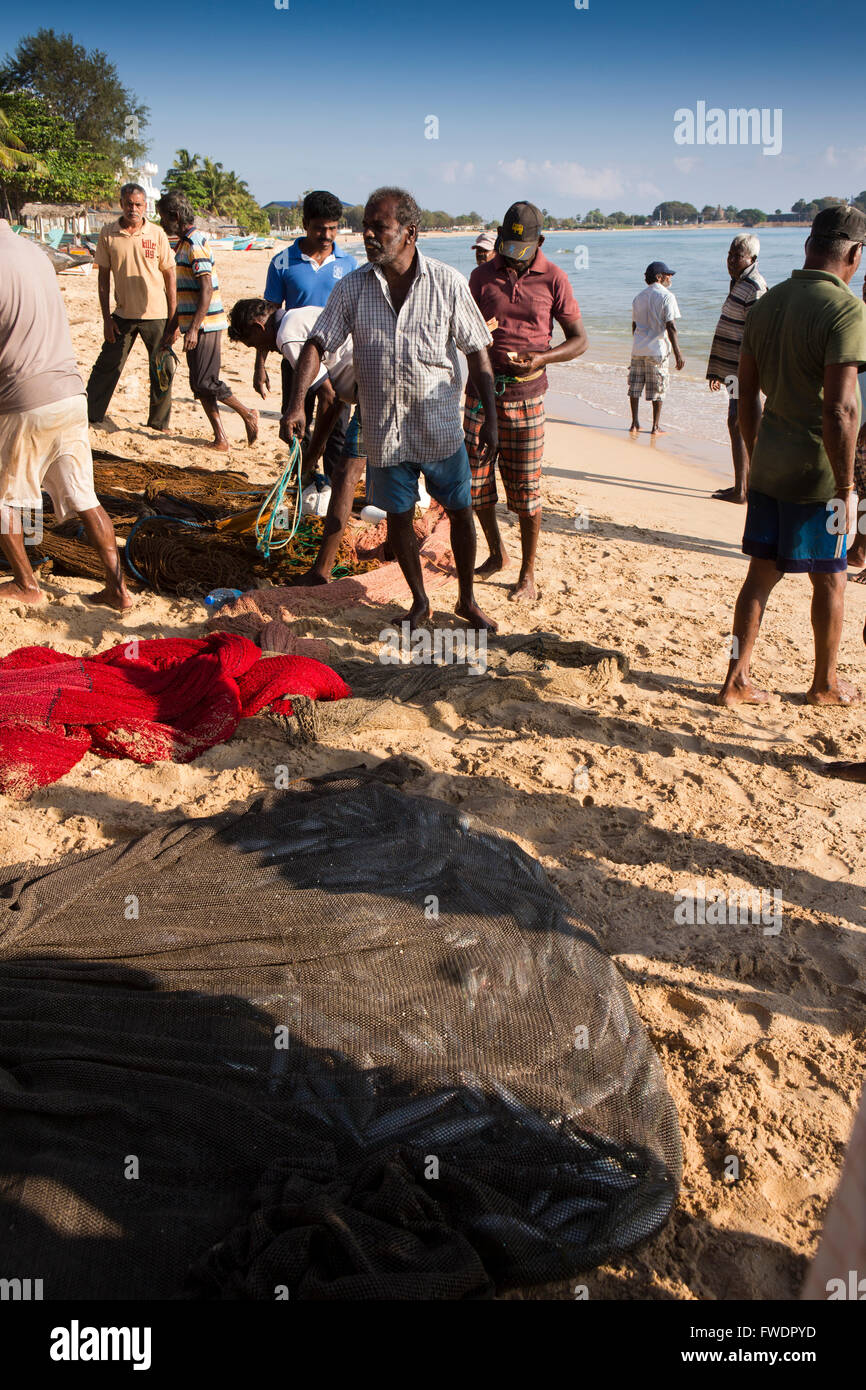 Sri Lanka, Trincomalee, Néerlandais, les pêcheurs de la baie Horseshoe atterrissage pêche à terre net Banque D'Images