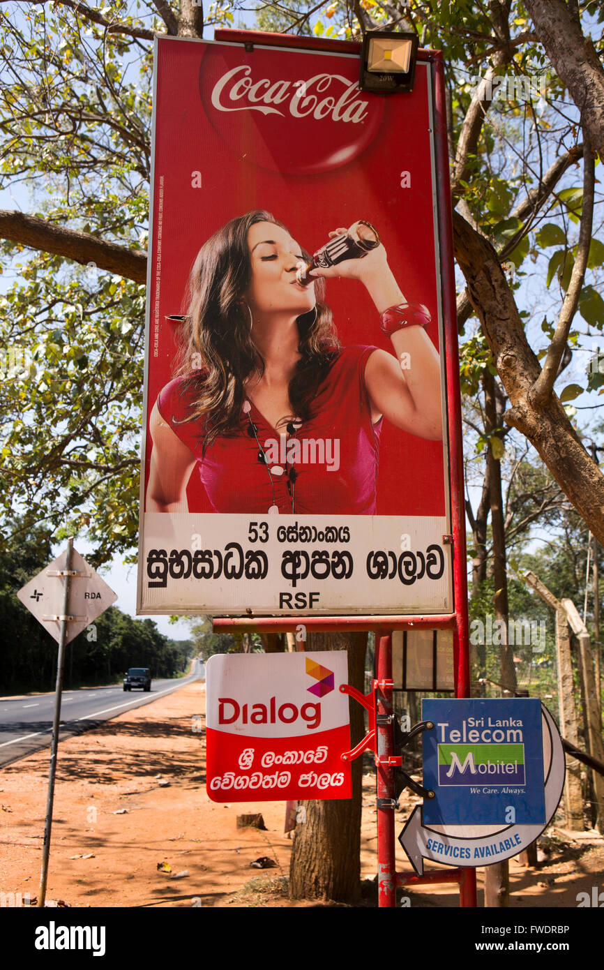 Sri Lanka, Giritale, enseigne publicitaire coca cola routière Banque D'Images