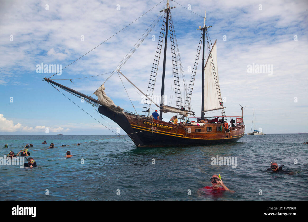 Îles ABC (Aruba, Bonaire et Curaçao) : Jolly Pirates ship touristes plongée avant le déjeuner à bord Banque D'Images