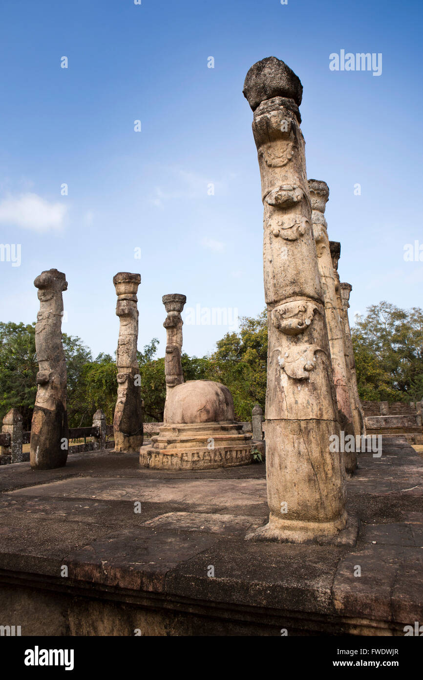 Sri Lanka, Polonnaruwa, Quadrangle, Nissankata Mandapa, pierres de piliers autour de stupa Banque D'Images