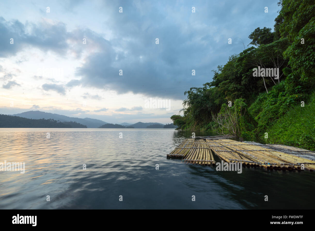 Lever du soleil dans le lac de bandes, Perak - un must à visiter lorsque vous voyager en Malaisie. Banque D'Images