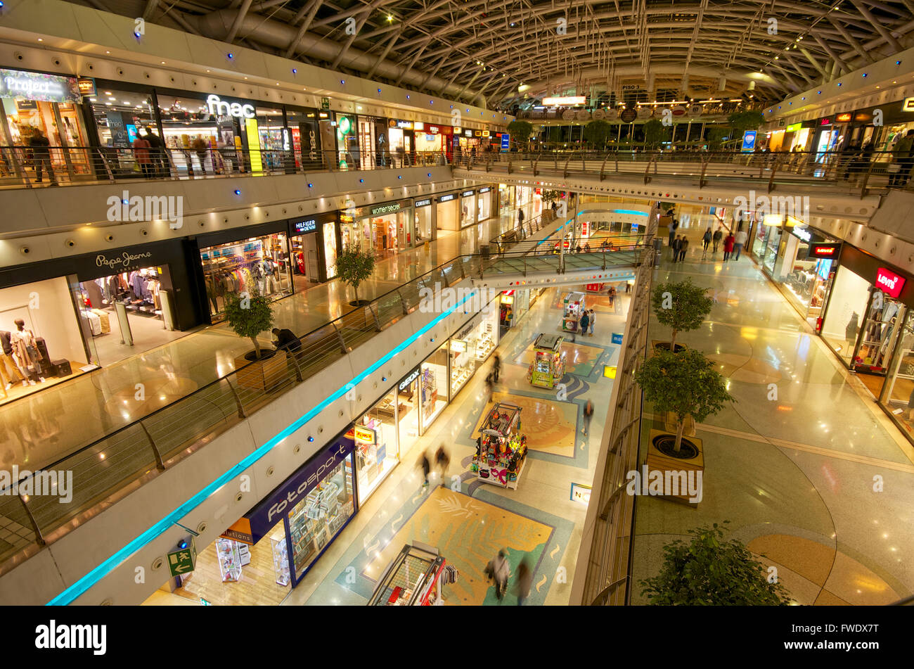 Intérieur du centre commercial Vasco de Gama, Lisbonne, Portugal Banque D'Images