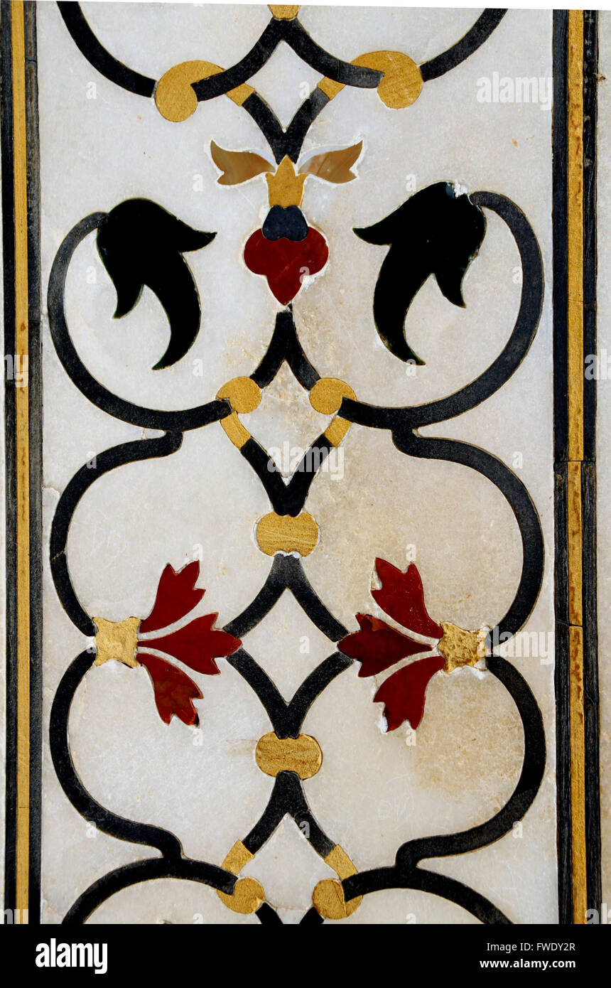 Détail d'un inlay et la sculpture de l'intérieur du Taj Mahal. Banque D'Images
