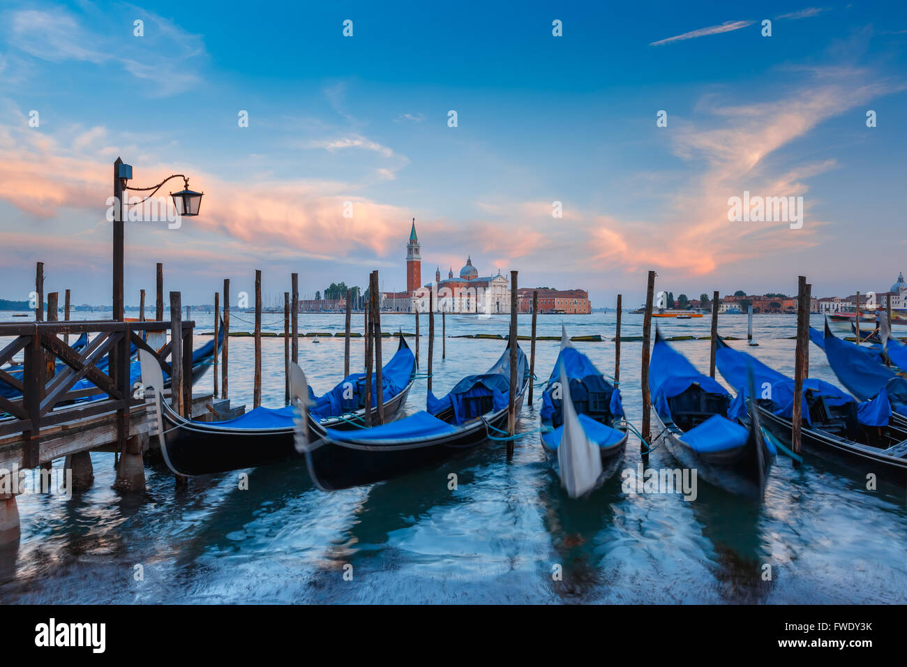 Gondoles au crépuscule dans la lagune de Venise, Italie Banque D'Images