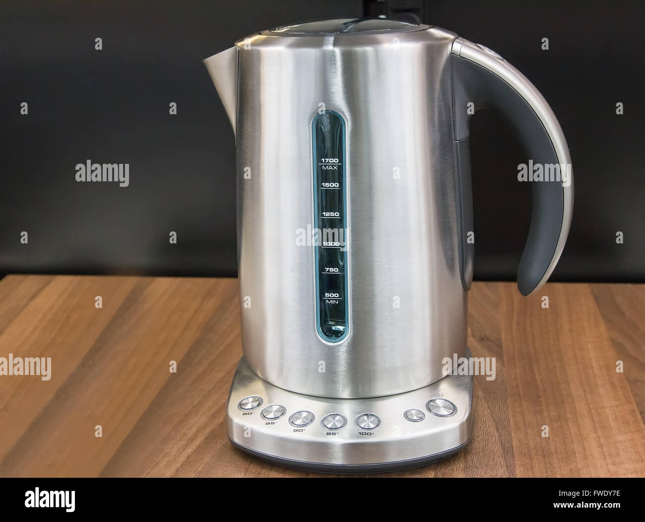 Sur la surface de la table il y a une bouilloire électrique avec différents modes de température pour le chauffage de l'eau. Banque D'Images