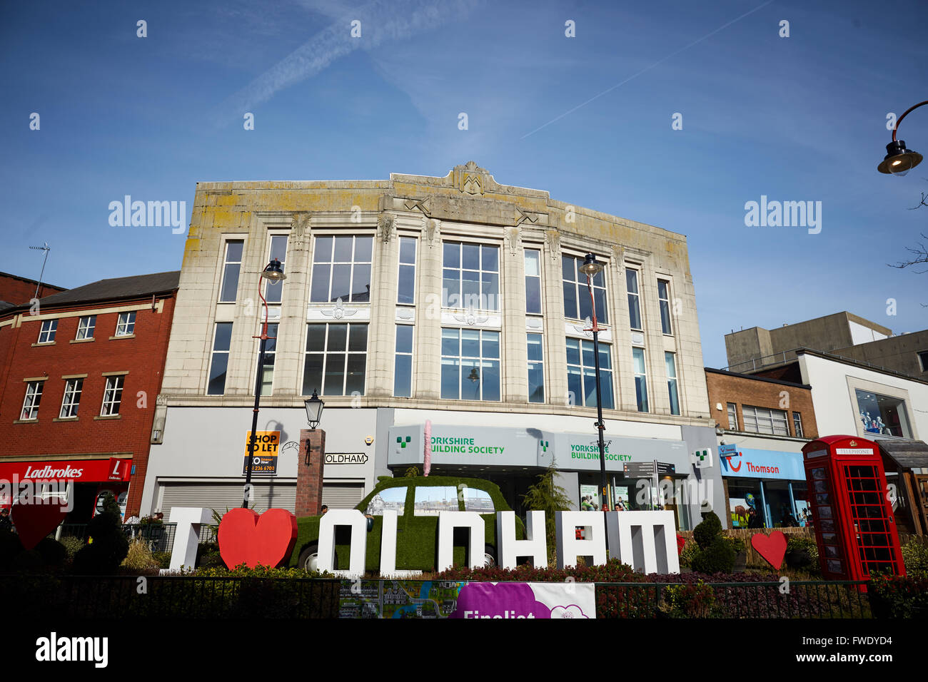 Centre-ville d'Oldham Oxford Street architecture Tudor noir blanc je love heart oldham luv signer les lettres big Banque D'Images