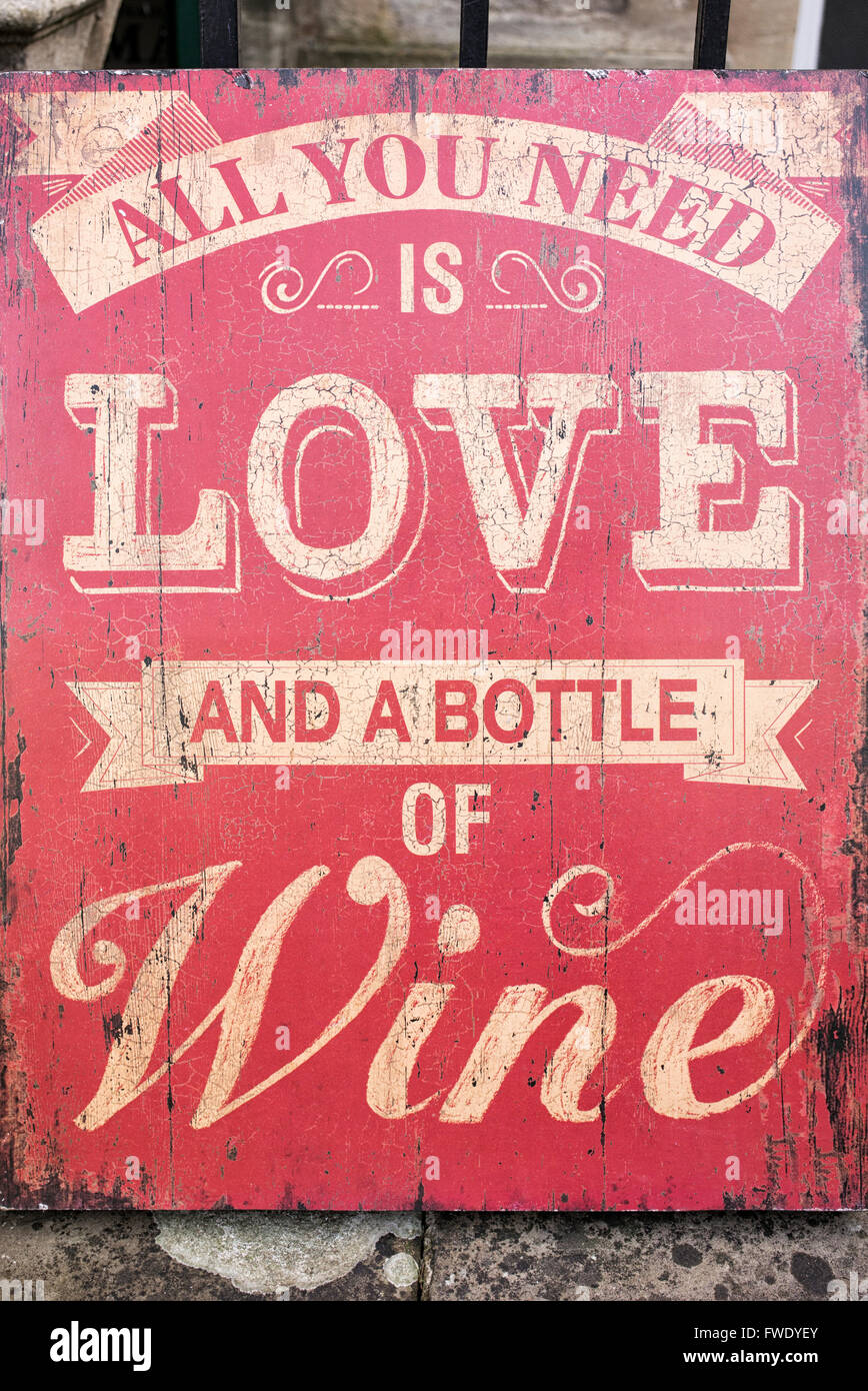 Retro tout ce qu'il vous faut, c'est l'amour et une bouteille de vin sign Banque D'Images