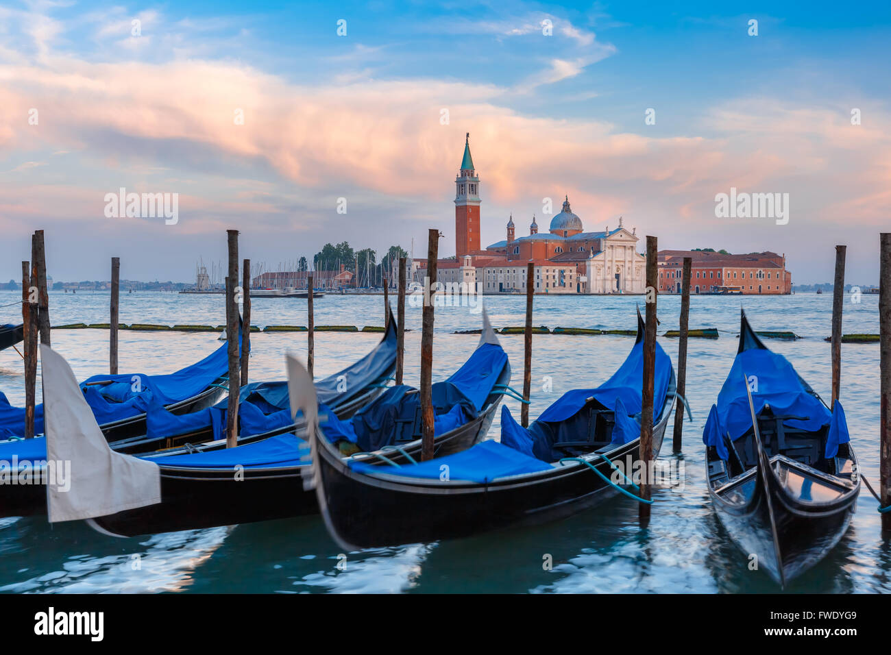 Gondoles au crépuscule dans la lagune de Venise, Italie Banque D'Images