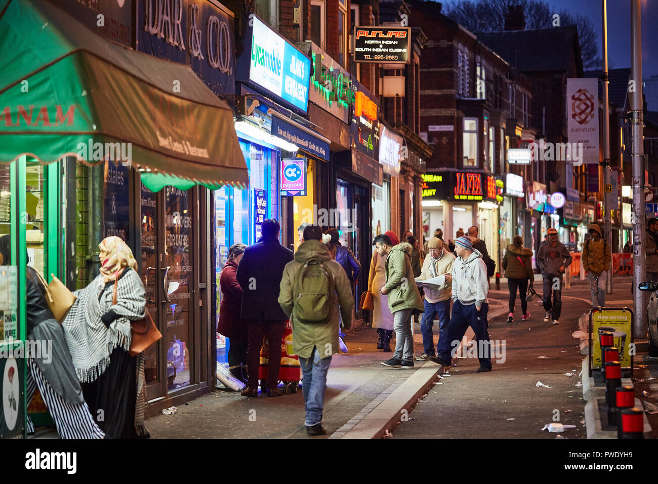 Rusholme curry mile willows road nuit sombre soir occupé des voitures en stationnement Restaurants Restaurant salle à manger des aliments drinkin Banque D'Images