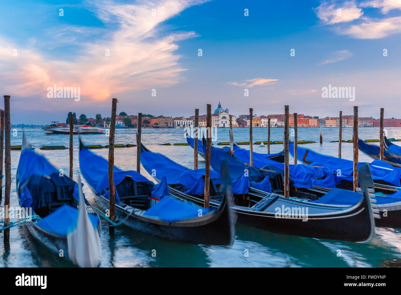 Gondoles au crépuscule dans la lagune de Venise, Italie Banque D'Images