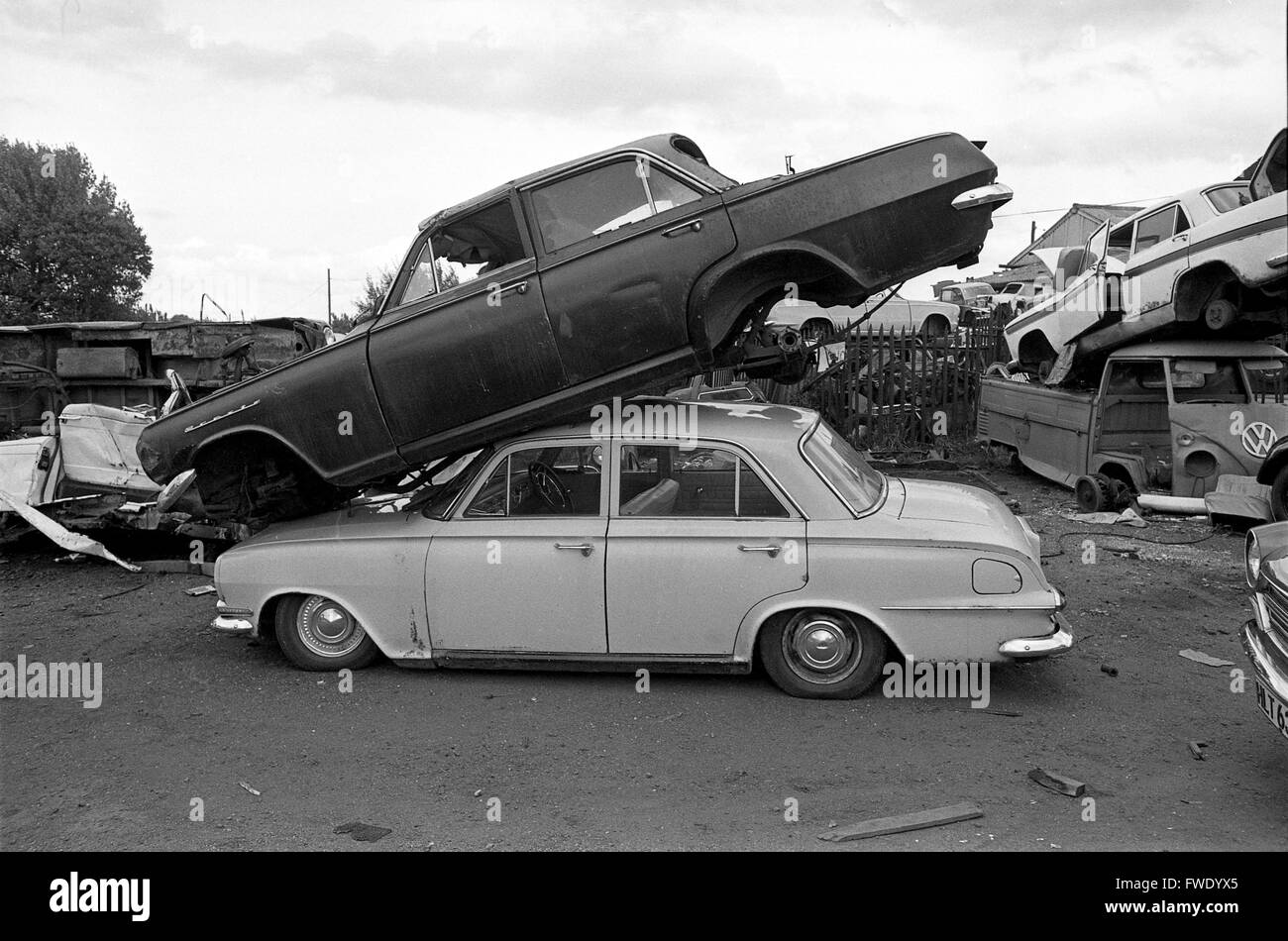 Vieille voiture voitures ferrailles Grande-bretagne 1975 Banque D'Images