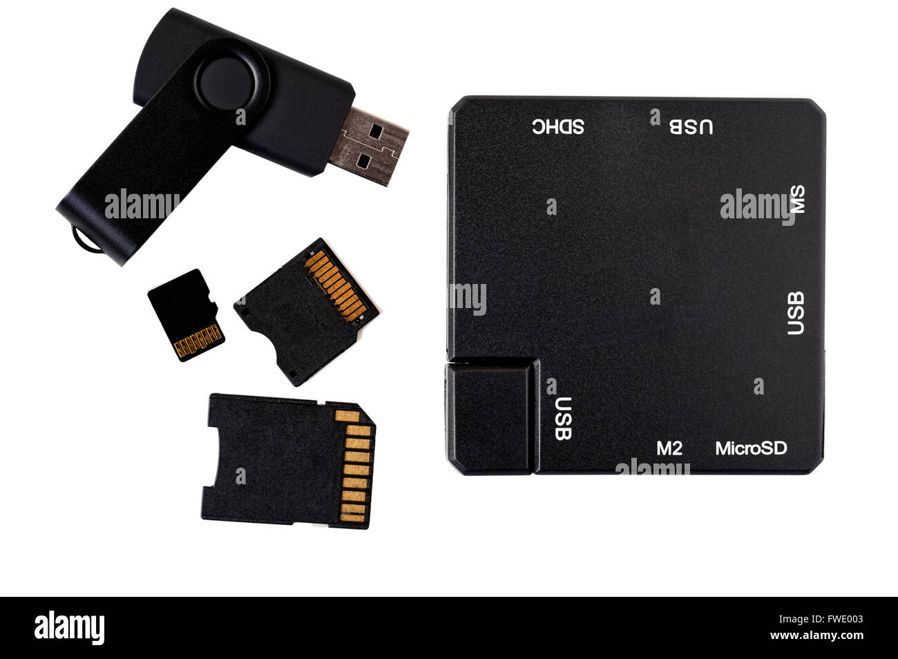 Vue de dessus du carré en plastique noir hub USB, Memory stick et les adaptateurs de carte. Banque D'Images