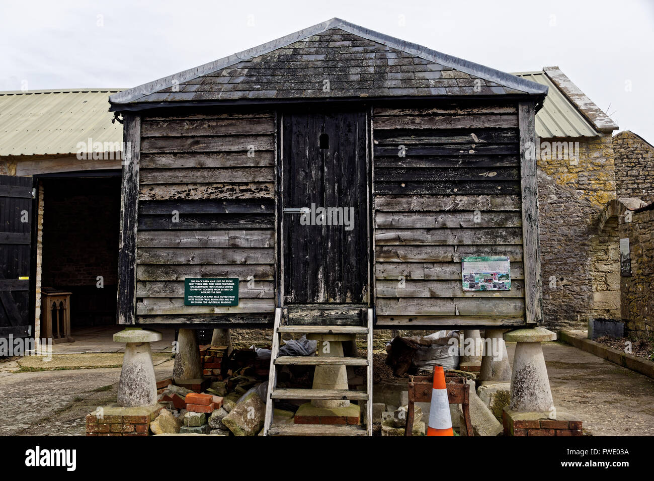 Staddle stones appuyer grain store en milieu rural Banque D'Images
