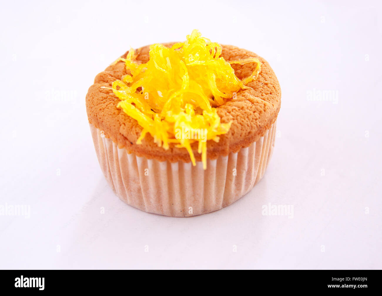 Cupcake de mousseline de snack et 2 pièces sur fond blanc papier coupe Banque D'Images