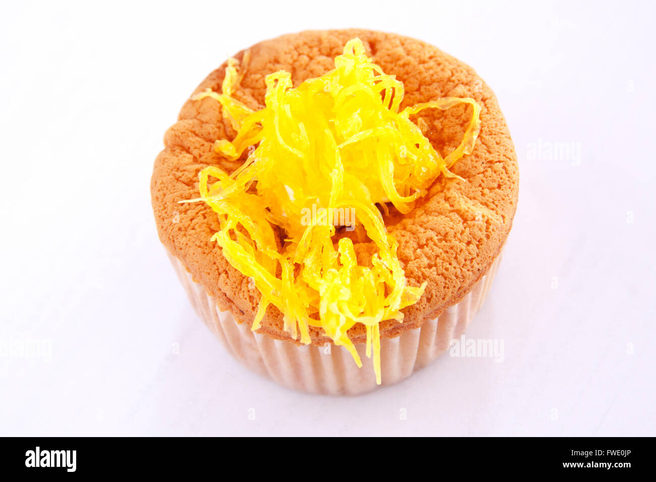 Cupcake de mousseline de snack et 2 pièces sur fond blanc papier coupe Banque D'Images