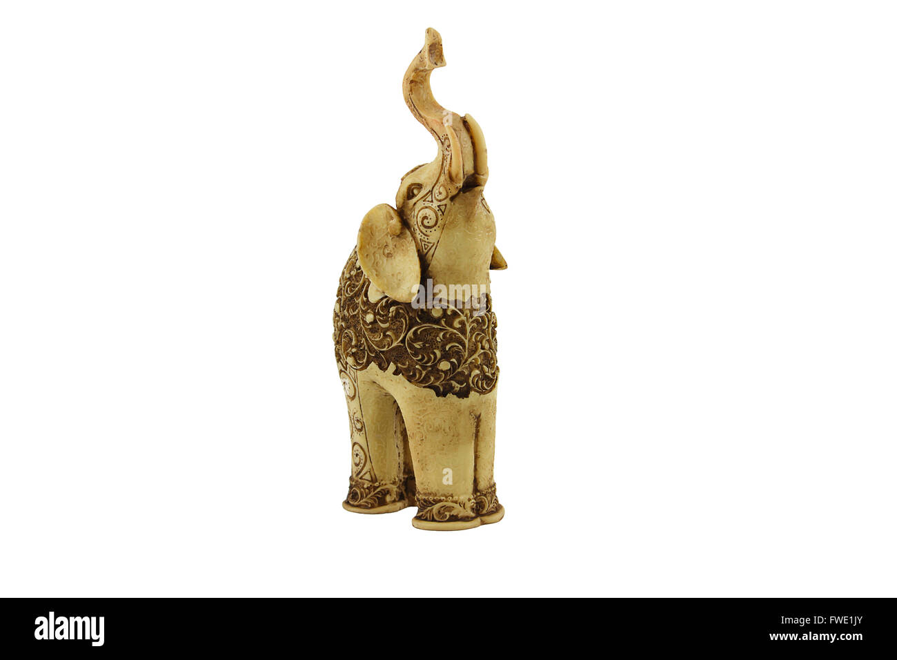 Statuette d'éléphant indien sculpté avec des motifs très belle. Faite de l'ivoire au Sri Lanka. Isolé sur blanc. Vie avant Banque D'Images
