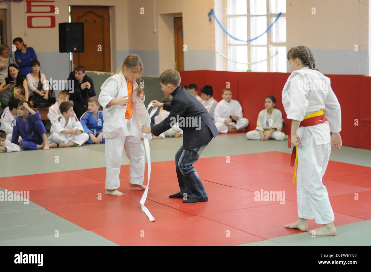 Kovrov, la Russie. 24 janvier 2015. Judo compétitions. Aide à l'arbitre le concurrent pour engager la courroie sur un kimono Banque D'Images