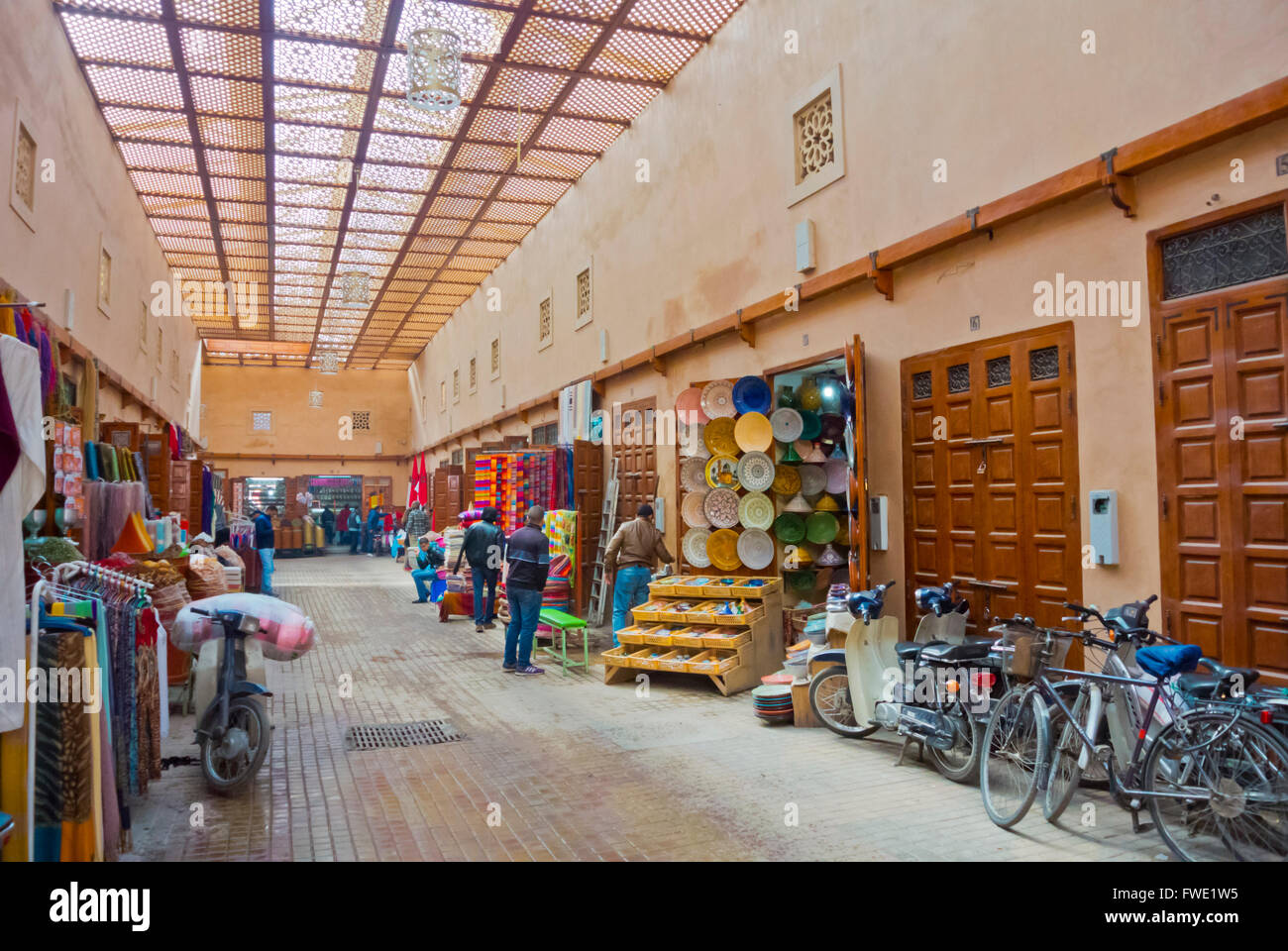 La rue commerçante couverte, Mellah, Marrakech, Maroc, Afrique du Nord Banque D'Images