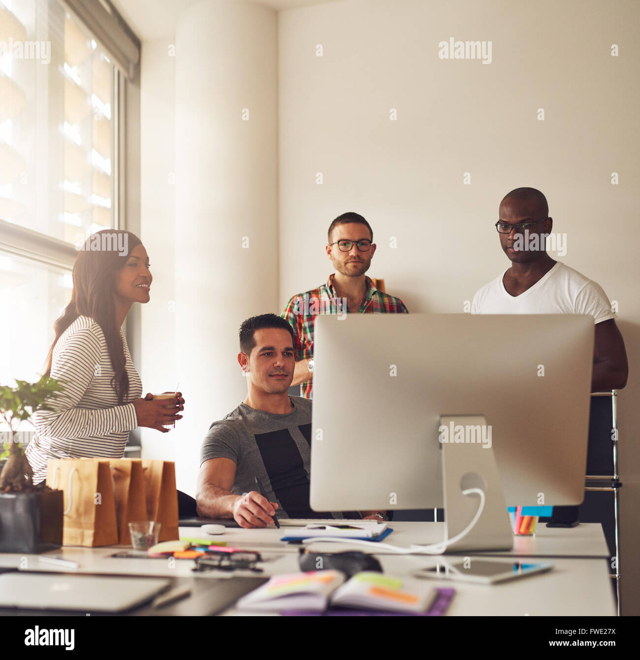 Divers groupes de noirs, hispaniques et caucasienne entrepreneurs jeunes adultes ensemble au bureau de petite entreprise avec de grandes chambres lumineuses gagner Banque D'Images