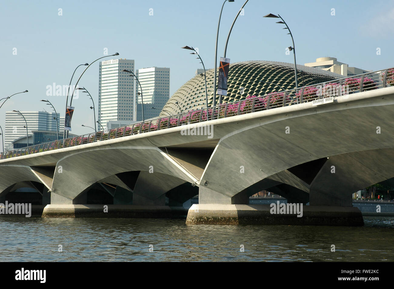 Esplanade Pont sur la rivière Singapour, par l'Esplanade du théâtre. Banque D'Images