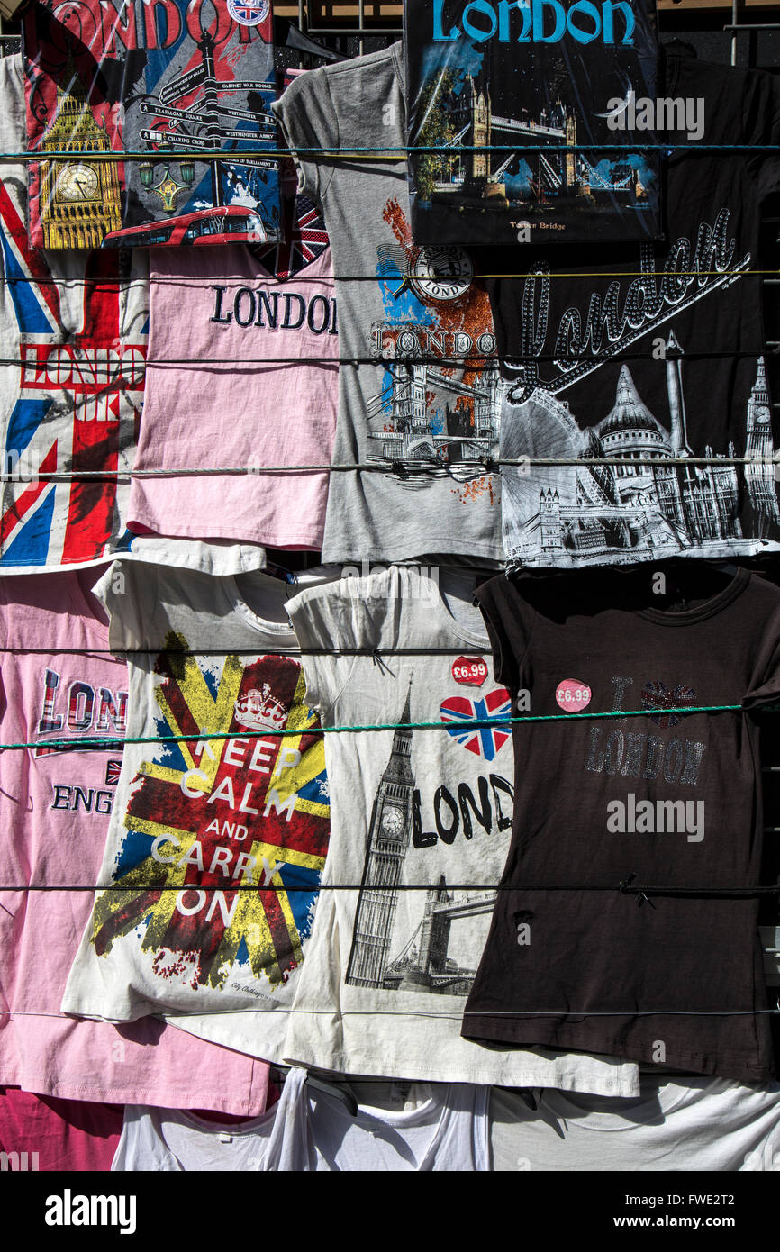 T-shirts vendus dans les rues de Londres. Banque D'Images