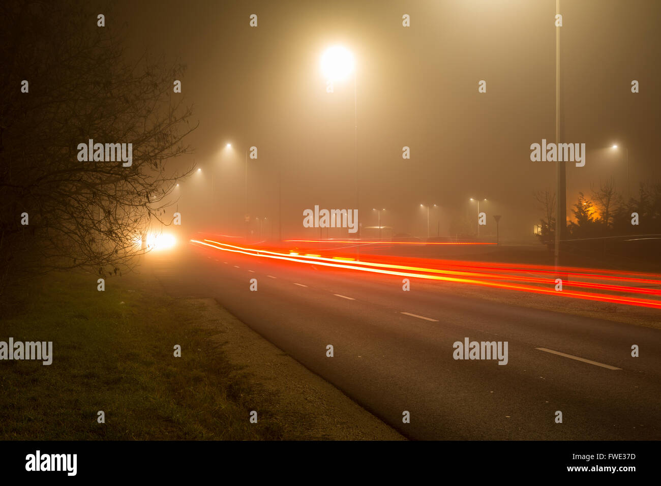 Lumières de la nuit sur la route à l'hiver Banque D'Images