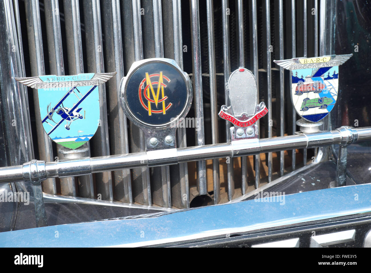 Badge sur une grille de radiateur de voiture y compris Brooklands Aero Club sur le côté gauche et Marylebone Cricket Club deuxième de gauche Banque D'Images