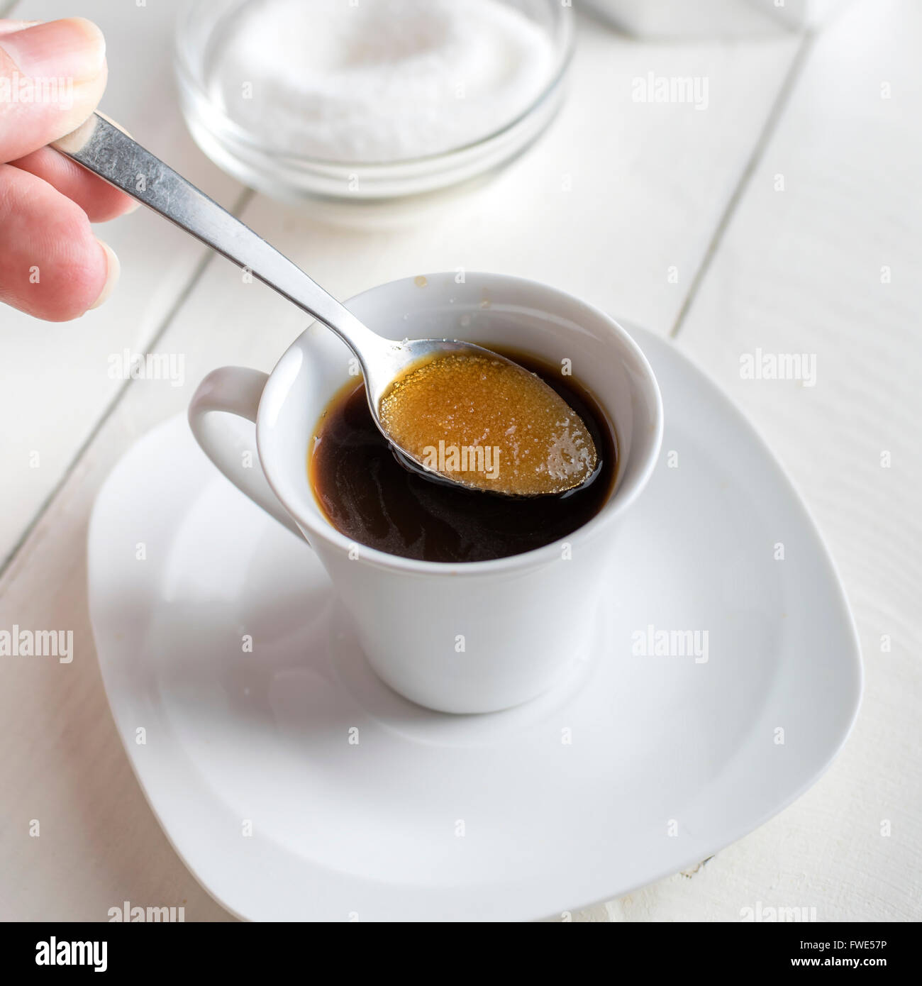 Détail tasse à café et à thé. Verser le sucre sur tasse à café. Banque D'Images