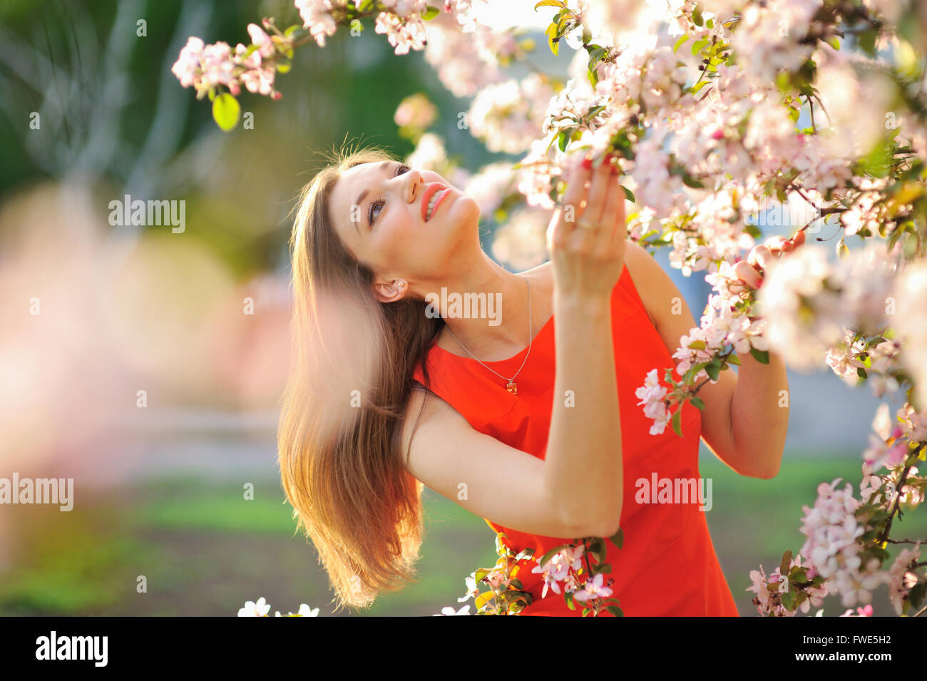 Belle fille avec des fleurs de printemps Banque D'Images