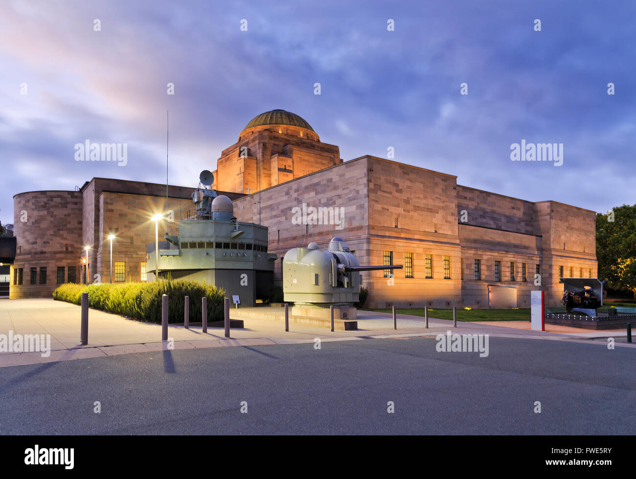 Vue de côté de Canberra dans le War Memorial public museum et commémorer compex au lever du soleil avec l'artillerie et d'armes à feu militaires lourds par P Banque D'Images