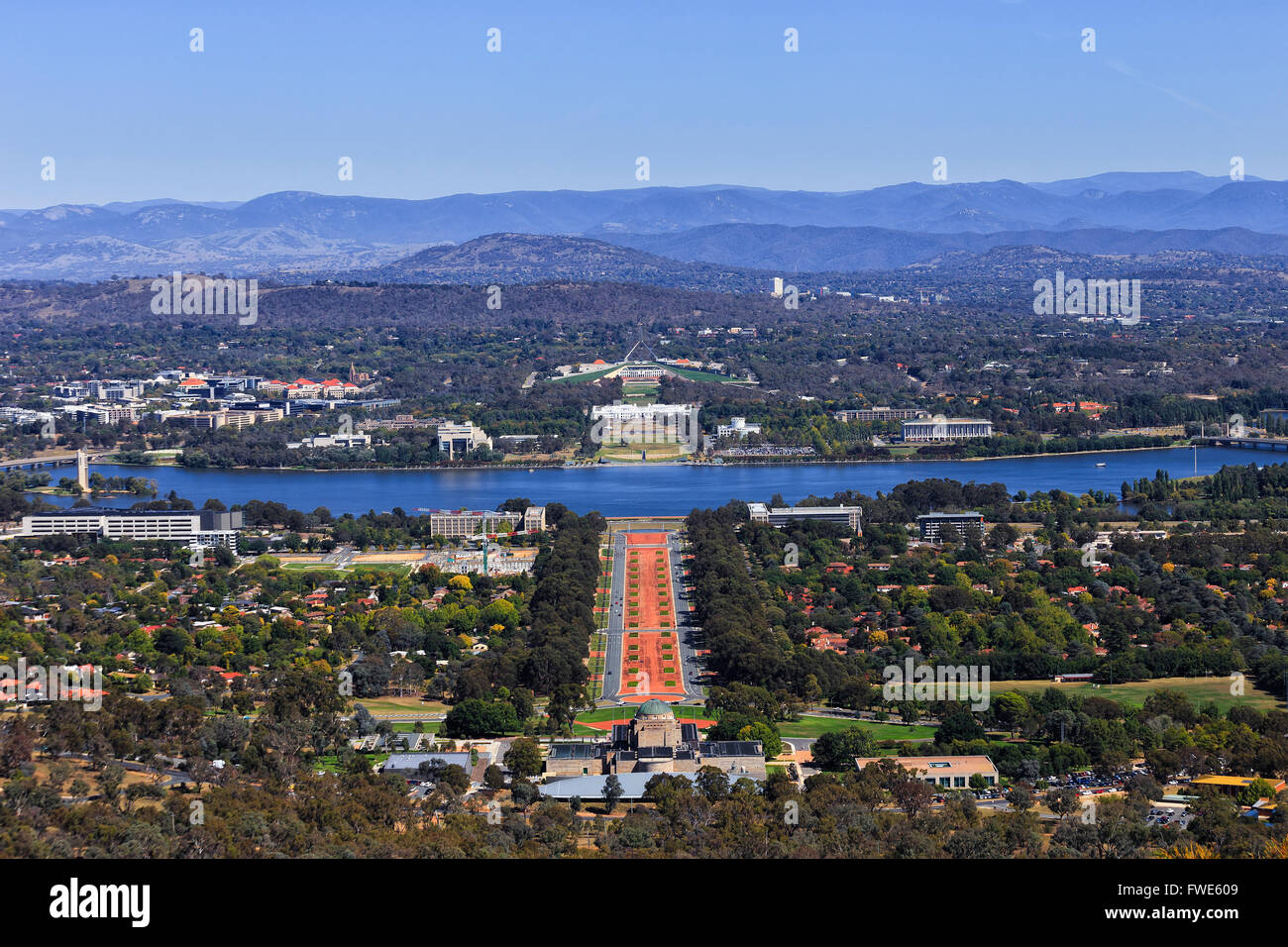 Vue aérienne du centre-ville de Canberra - du War Memorial et le lac Burley Griffin et vieux et nouveau Parlement maisons sur Capitol Banque D'Images