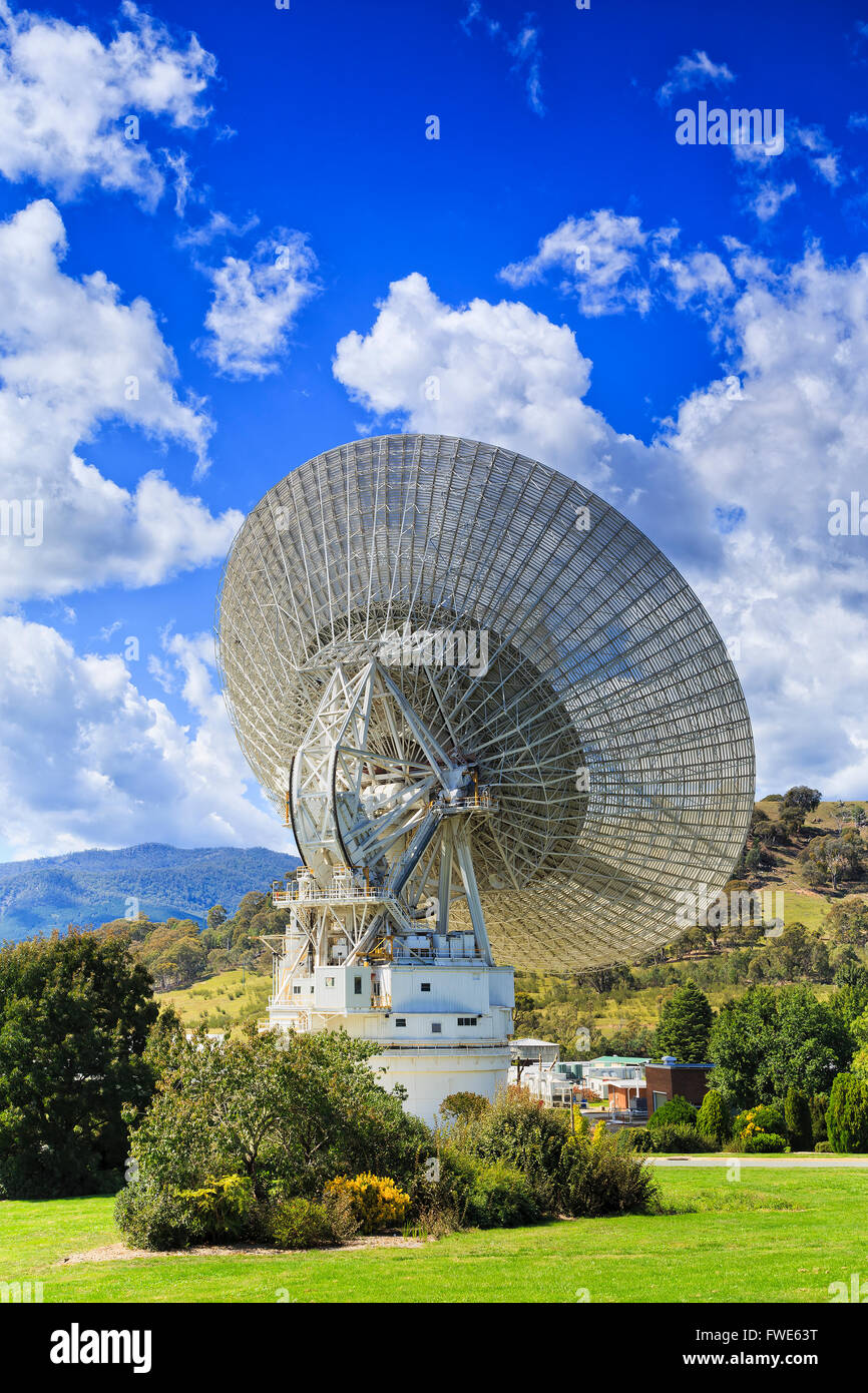 Grand plat d'ondes radio vers ciel bleu sur pelouse verte de Tidbinbilla deep space communication centre près de Canberra. Banque D'Images
