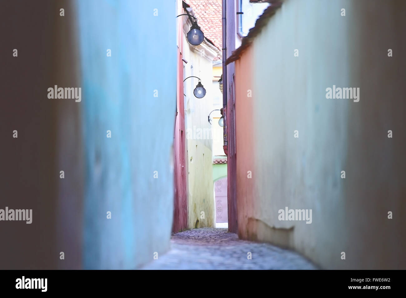 Image vintage avec une corde ou une chaîne de rue Street, la rue la plus étroite de la ville de Brasov en Transylvanie et l'un des plus étroit Banque D'Images